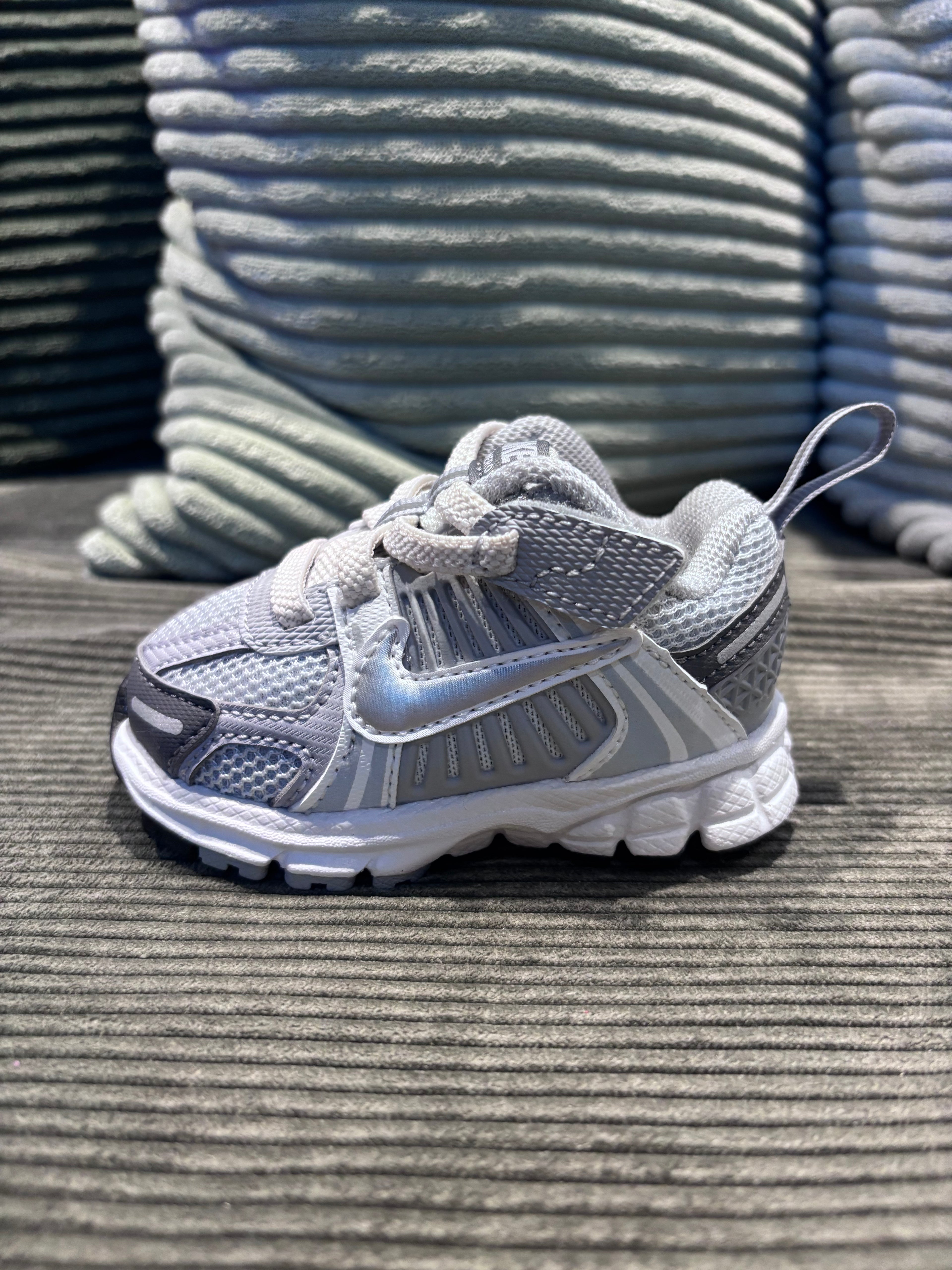 Nike Vomero 5 Gris Baby
