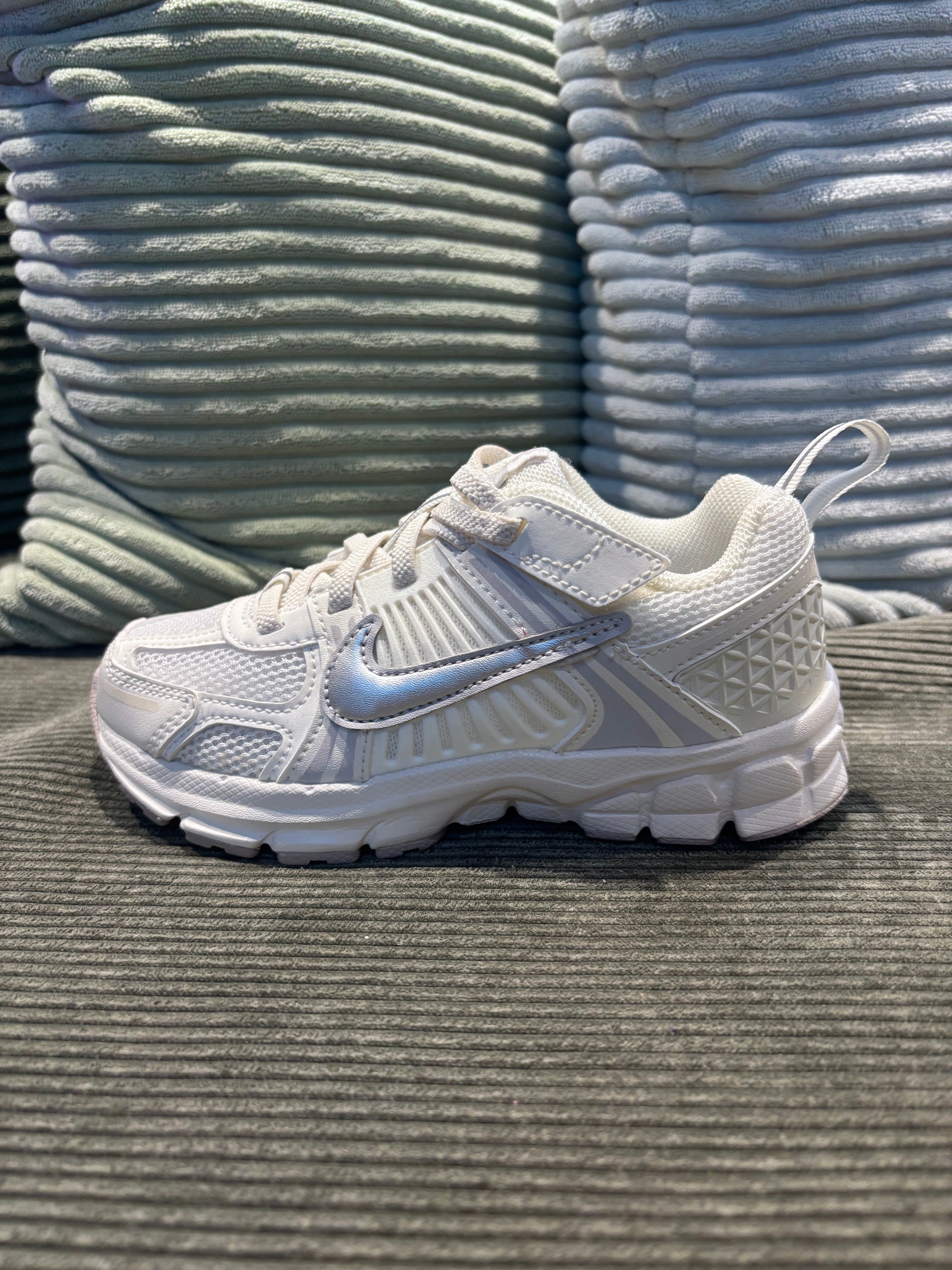 Vomero 5 White Chrome