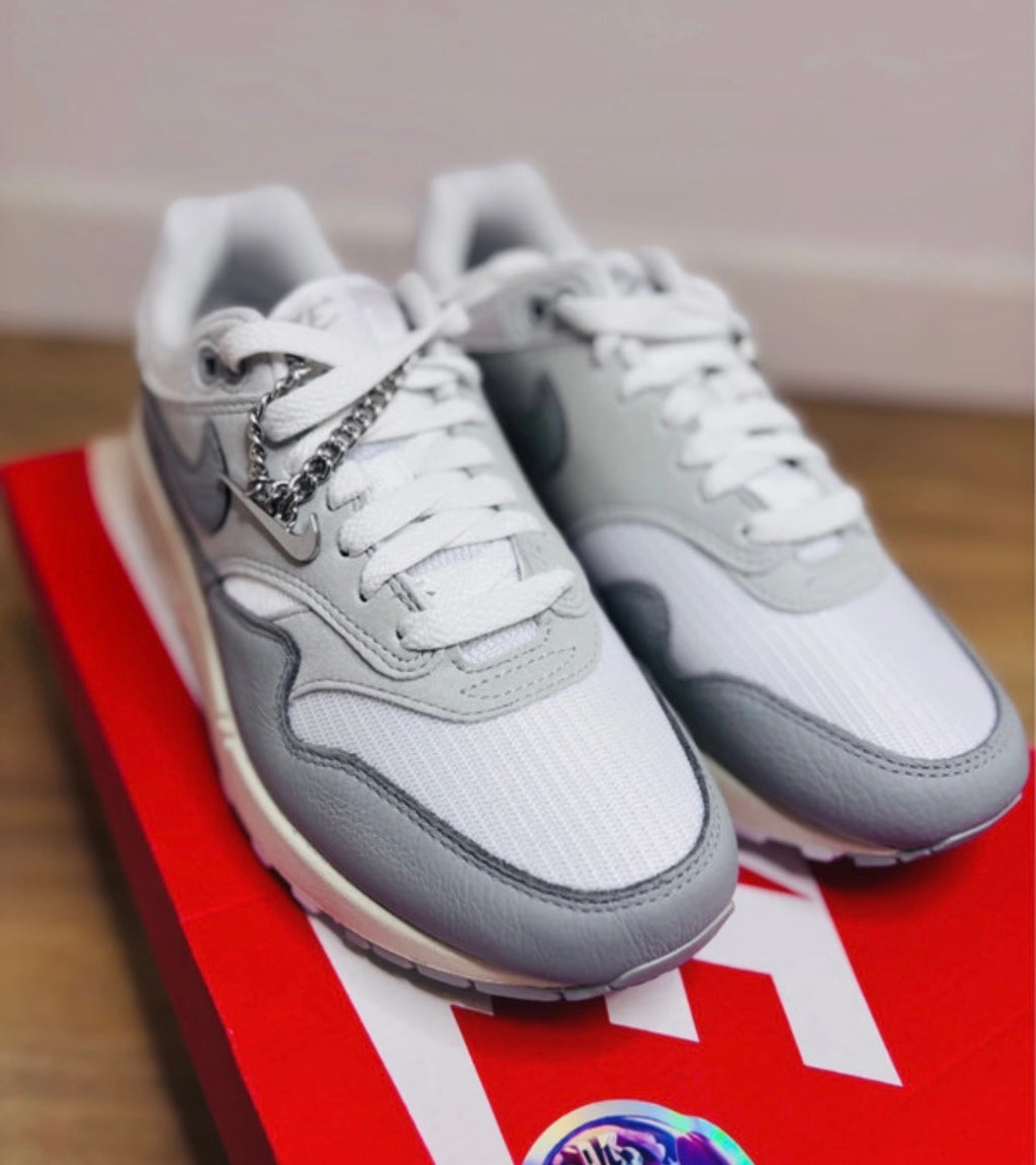 Nike Air Max 1 White Pure Platinum Smoke Grey + Pendentifs Nike Air Max x2