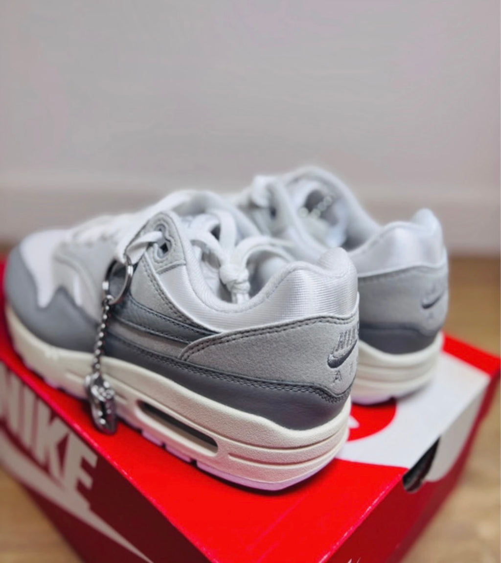 Nike Air Max 1 White Pure Platinum Smoke Grey + Pendentifs Nike Air Max x2